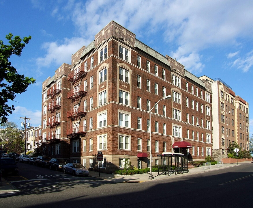 Highland Court in West New York, NJ - Foto de edificio
