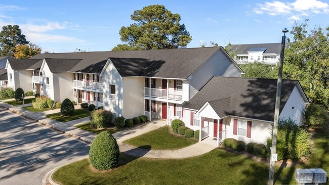 Spring Lake Apartments in Greenville, NC - Foto de edificio - Building Photo