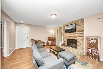 10555 Turtlewood Ct in Houston, TX - Foto de edificio - Building Photo