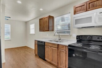 Room in House on Houghton Ave in Fort Worth, TX - Building Photo - Building Photo
