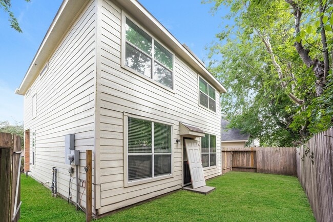 5811 Santa Cecilia Ln in Houston, TX - Foto de edificio - Building Photo