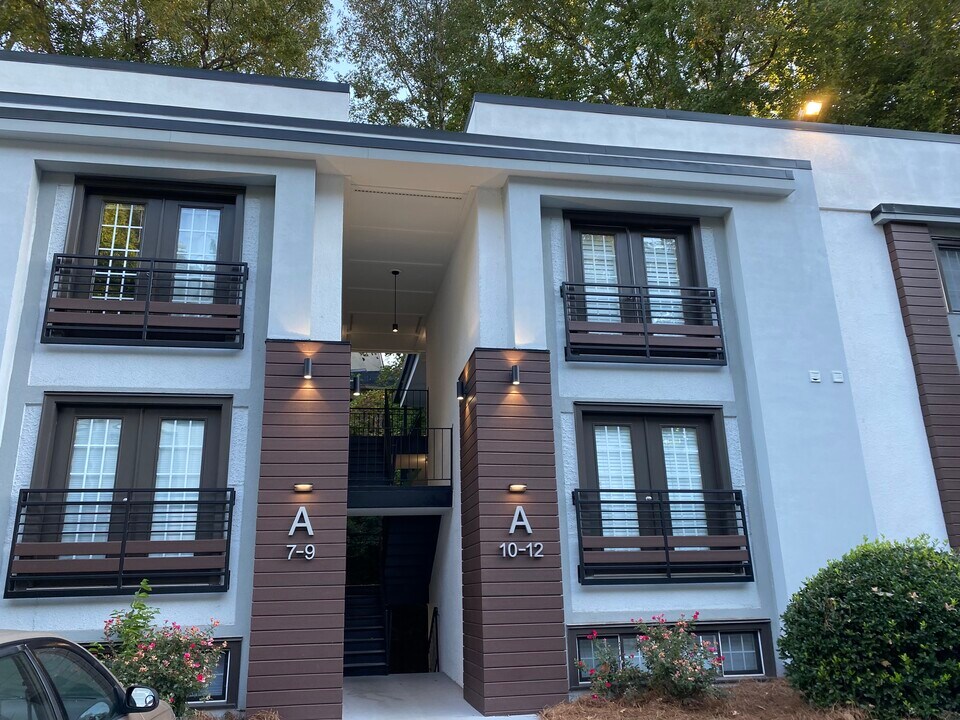 1445 Monroe Dr NE, Unit A8 in Atlanta, GA - Foto de edificio