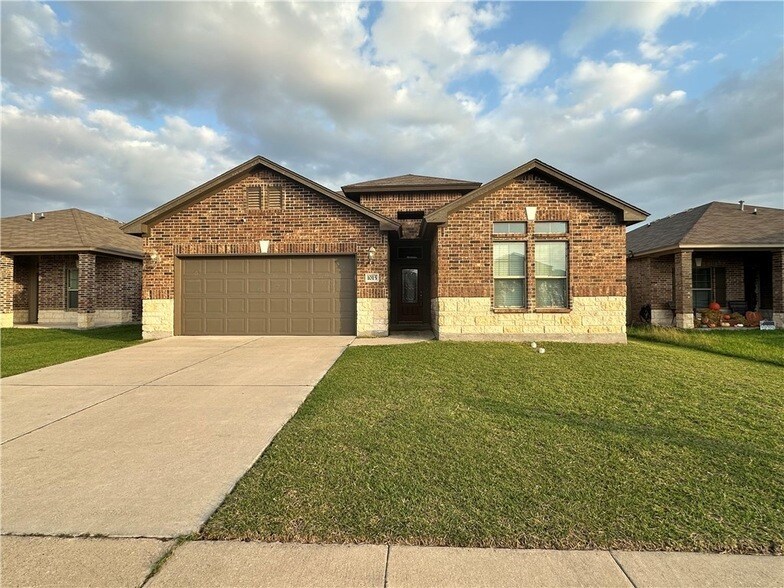 1015 Santa Catalina St in Portland, TX - Foto de edificio