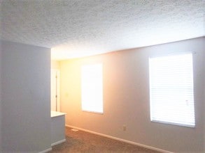 15 E Woodfield in Pataskala, OH - Building Photo - Building Photo