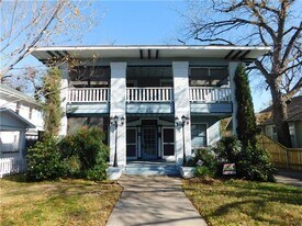 826 N Bishop Ave in Dallas, TX - Building Photo