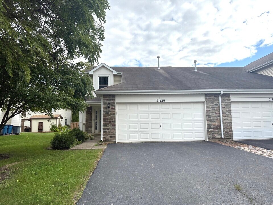 21439 Abbey Ln in Crest Hill, IL - Building Photo