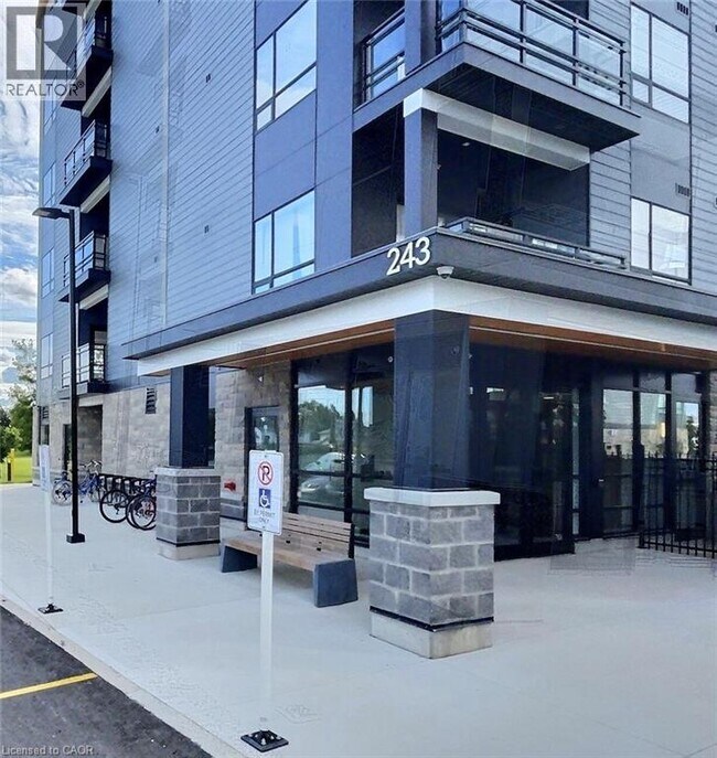 243 Northfield Dr E in Waterloo, ON - Building Photo - Building Photo