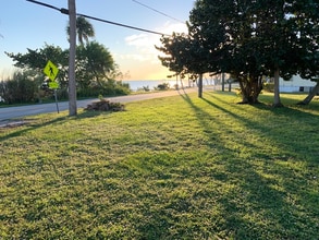 13825 S Indian River Dr, Unit 13825 in Jensen Beach, FL - Foto de edificio - Building Photo