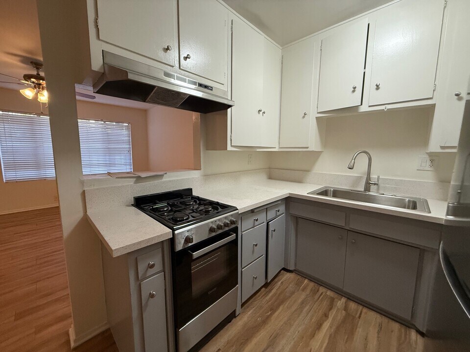 4855 Lexington Ave in Los Angeles, CA - Building Photo