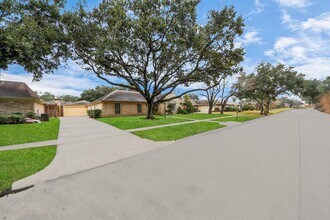 8006 Oakington Dr in Houston, TX - Building Photo - Building Photo