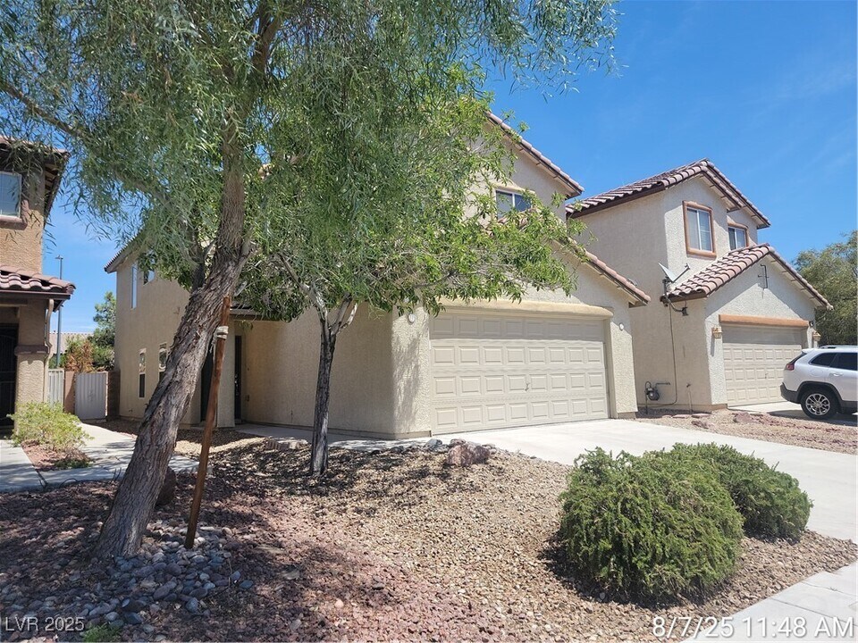96 Dark Creek Ave in Las Vegas, NV - Building Photo