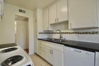 12241 Burbank Blvd, Unit 102 in Los Angeles, CA - Building Photo - Building Photo