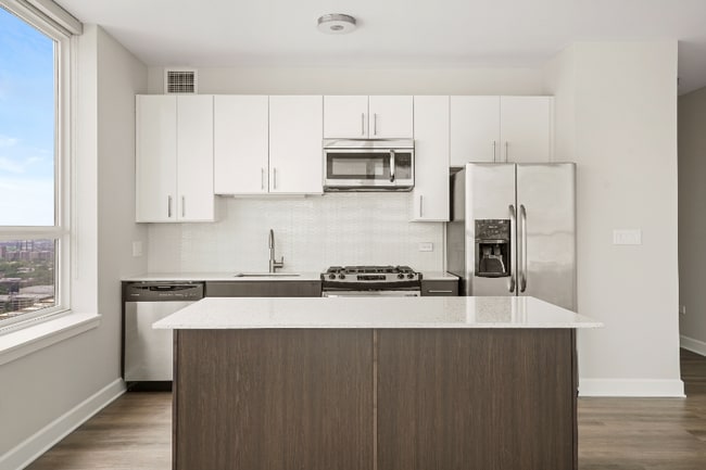 747 W Adams St in Chicago, IL - Building Photo - Building Photo