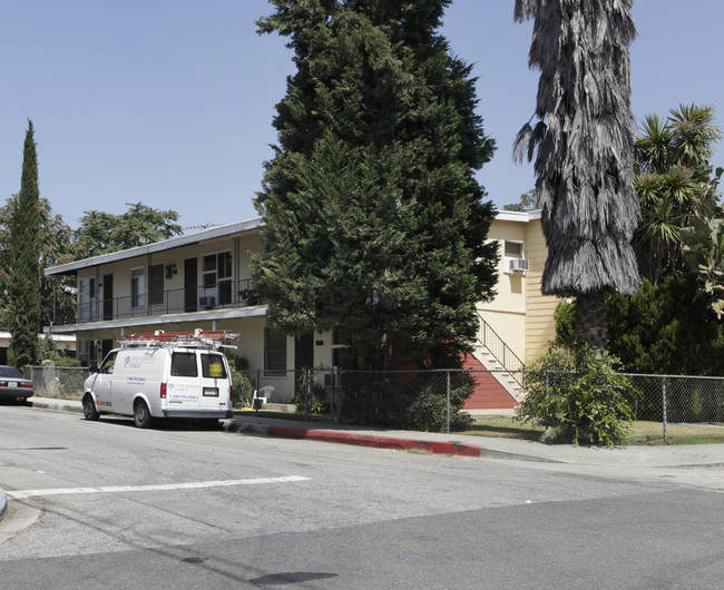 11335-11341 Martha St in North Hollywood, CA - Foto de edificio - Building Photo