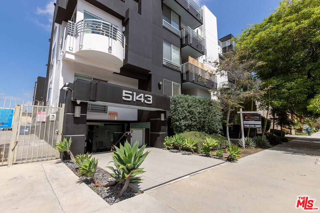 5143 White Oak Ave in Los Angeles, CA - Building Photo