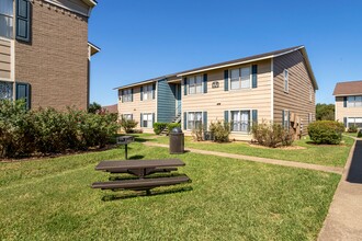 University Square in College Station, TX - Foto de edificio - Building Photo