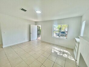 445 NW 44th St in Miami, FL - Building Photo - Building Photo