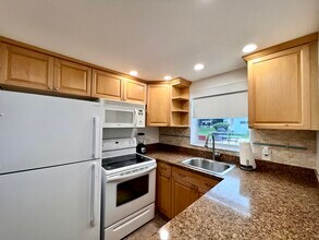 135 Canterbury F in West Palm Beach, FL - Building Photo - Building Photo