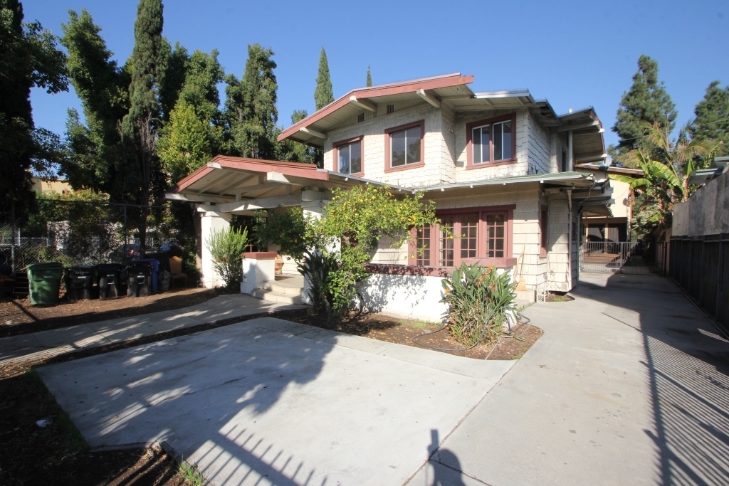 5633 La Mirada Ave in Los Angeles, CA - Building Photo