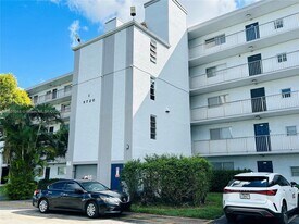 8720 N Sherman Cir in Miramar, FL - Building Photo