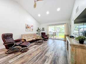 1407 Pine Lake Dr in Venice, FL - Foto de edificio - Building Photo