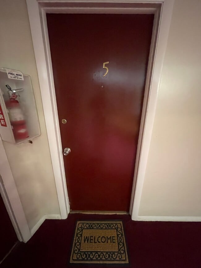 124 Biruta St, Unit A5 in New Britain, CT - Foto de edificio - Building Photo