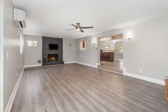 698 Douglas Ave in Altamonte Springs, FL - Foto de edificio - Building Photo