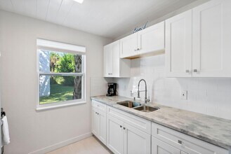 670 Hernando St in Fort Pierce, FL - Building Photo - Building Photo