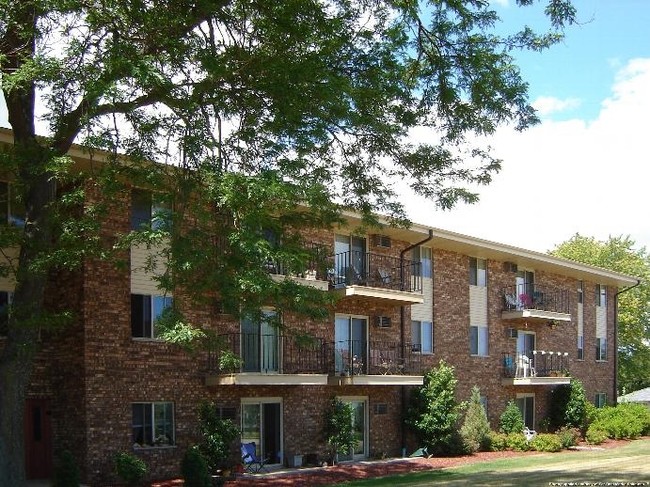 Harbor View Village in Milwaukee, WI - Foto de edificio - Building Photo