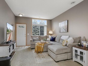 1533 Hummingbird St in Shakopee, MN - Building Photo - Building Photo