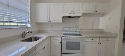 2121 NW 96th Terrace in Pembroke Pines, FL - Building Photo - Building Photo