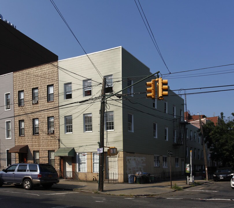50 Bushwick Ave in Brooklyn, NY - Foto de edificio