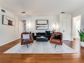 9510 Larchwood Dr in Dallas, TX - Building Photo - Building Photo