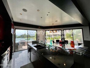 8989 N Gainey Center Dr in Scottsdale, AZ - Building Photo - Building Photo