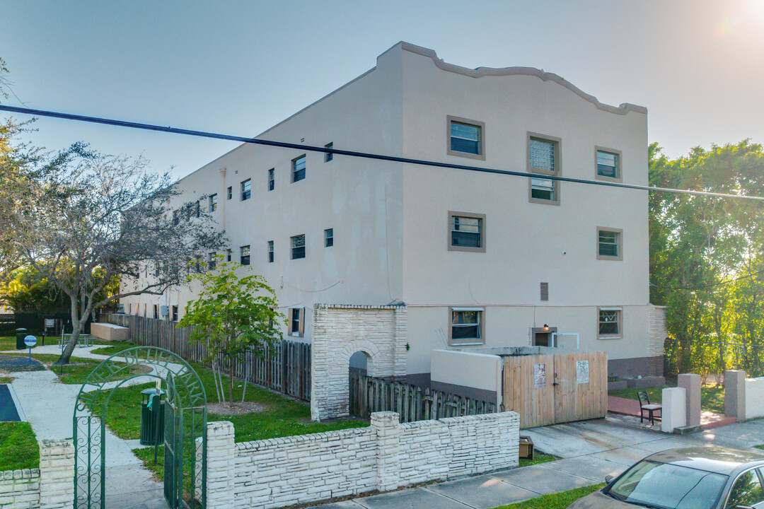 2012 SW 24th St in Miami, FL - Building Photo