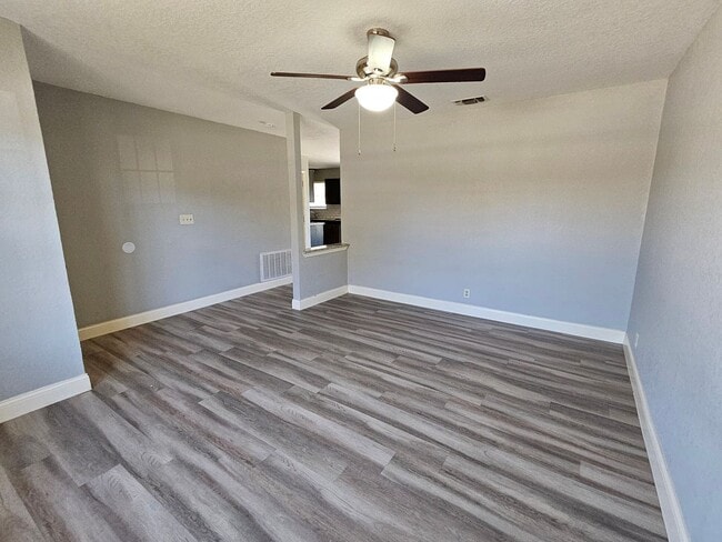 4718 Castle Walk in San Antonio, TX - Building Photo - Building Photo