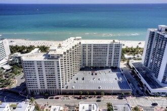 2899 Collins Ave, Unit # 1203 in Miami, FL - Foto de edificio - Building Photo