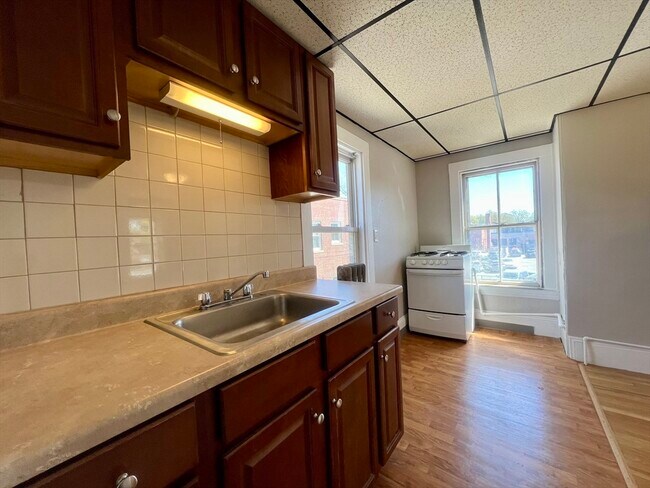 17 Sanborn St in Reading, MA - Building Photo - Building Photo