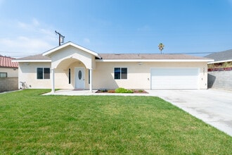 1219 N Azusa Ave in Azusa, CA - Foto de edificio - Building Photo