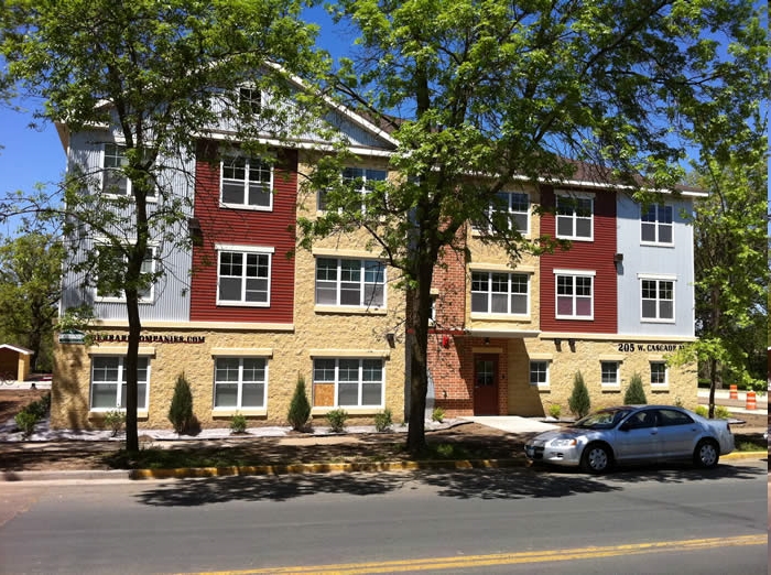 University Falls in River Falls, WI - Foto de edificio