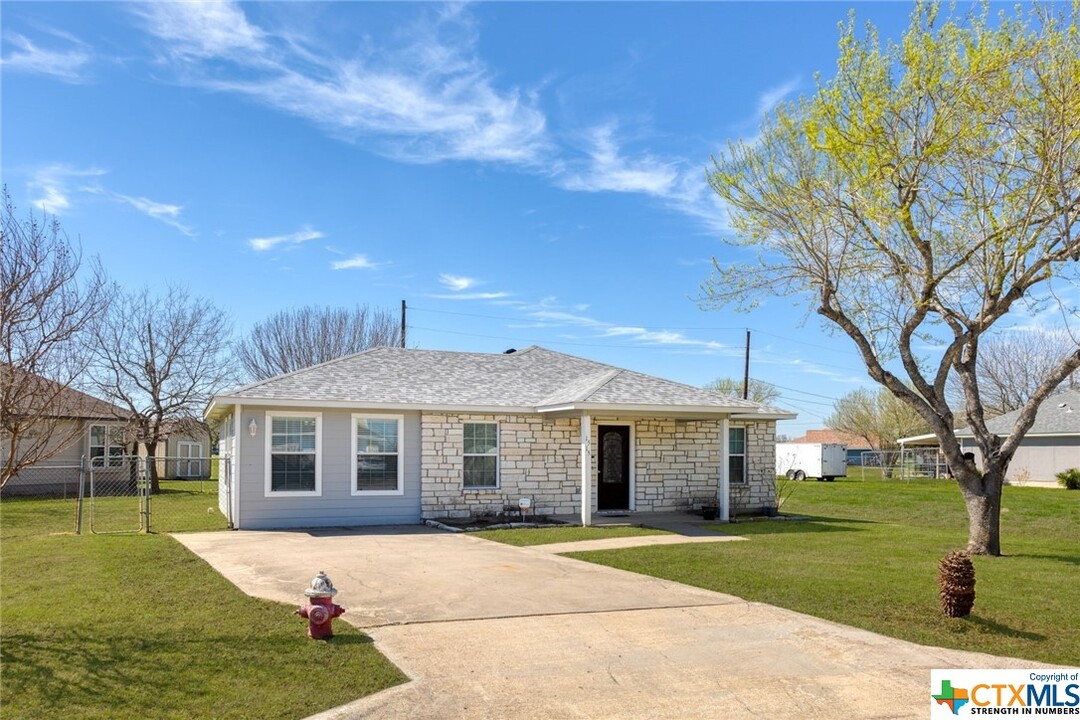 1515 S Medina St in Lockhart, TX - Building Photo