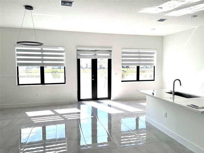 17406 SW 41st St in Miramar, FL - Building Photo - Building Photo