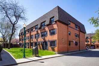 220-45 67th Ave in Oakland Gardens, NY - Foto de edificio - Building Photo