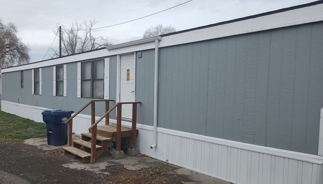 property at 721 1/2 Adell Ave