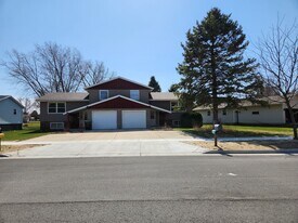 631 Harrison St in Hartford, WI - Building Photo