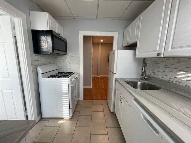 38 Freebody St-Unit -207 in Newport, RI - Building Photo - Building Photo