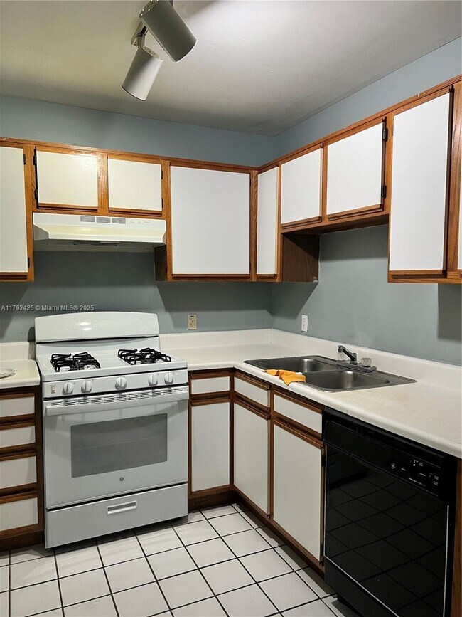 15290 SW 106th Ln, Unit 307 in Miami, FL - Building Photo - Building Photo