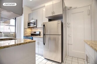 315 W 102nd St in New York, NY - Building Photo - Building Photo