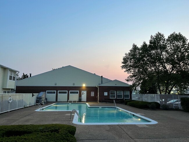 1426 E Wyndham Cir, Unit 201 in Palatine, IL - Building Photo - Building Photo