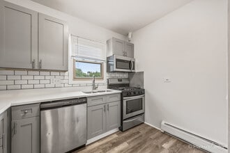 7320 N Rogers Ave, Unit 201 in Chicago, IL - Foto de edificio - Building Photo